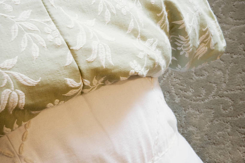 无人,横图,俯视,室内,特写,白天,床,卧室,静物,刺绣,阴影,艺术,装饰,反射,影子,手工艺品,双人床,床单,靠枕,文化,被子,工艺品,温暖,保暖,华丽,修饰,点缀,高雅,被单,御寒,羽绒被,自信心,品位,衬托,美观,雅致,雅观,彩图,高角度拍摄,睡房,卧房,女红,针绣,针黹,黹