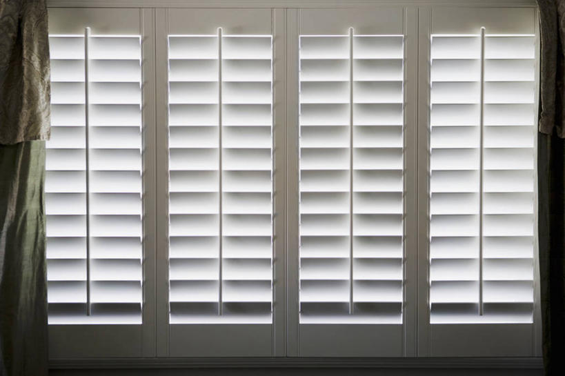 无人,横图,室内,特写,白天,正面,窗户,窗帘,阴影,条纹,装饰,缝隙,裂缝,光线,影子,百叶窗,白色,阳光,帘子,遮阳,华丽,修饰,点缀,衬托,美观,雅致,雅观,彩图