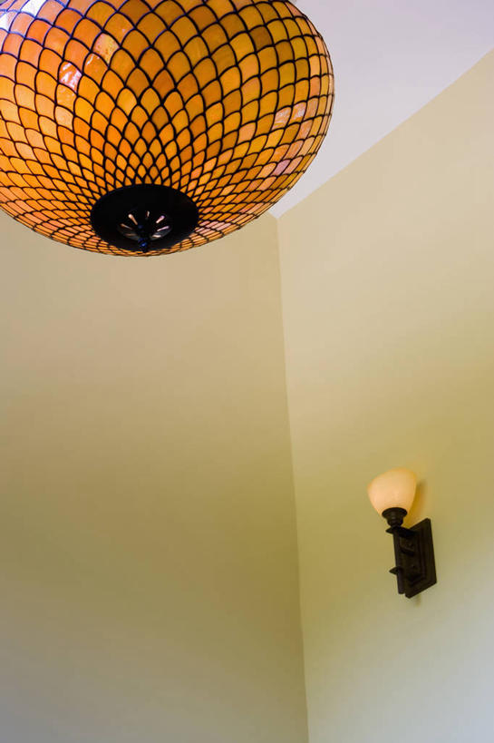 无人,竖图,室内,白天,仰视,时尚,天花板,照明,吊挂,悬挂,阴影,反射,影子,墙,灯光,水晶,挂,吊灯,水晶灯,墙壁,墙面,灯,灯具,华丽,照亮,照明设备,高贵,水晶吊灯,水晶制品,富丽,华美,彩图,低角度拍摄,水晶石