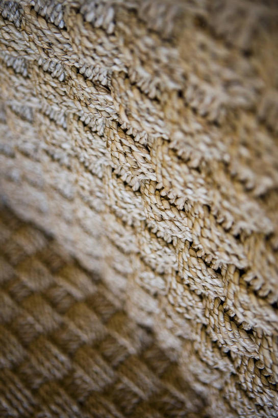 无人,交叉,竖图,室内,特写,白天,正面,静物,椅子,阴影,朦胧,模糊,编织,反射,纹路,纹理,影子,藤椅,交织,肌理,穿插,彩图