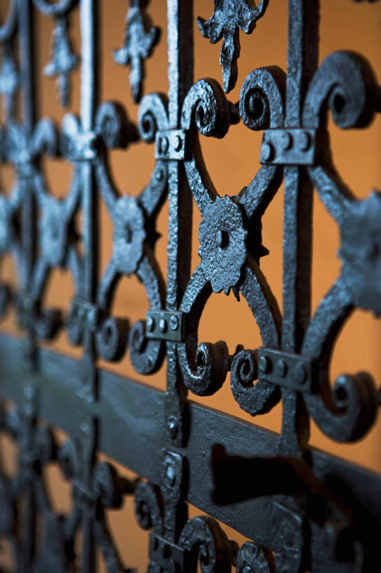 无人,栏杆,竖图,室内,特写,白天,正面,门,静物,阴影,反射,纹路,纹理,影子,墙,围栏,护栏,墙壁,墙面,门框,肌理,彩图