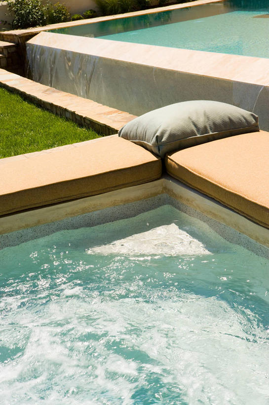 无人,游泳池,竖图,俯视,室外,白天,草地,草坪,水,植物,靠垫,阴影,光线,影子,水池,水面,靠枕,夏季,泳池,草,绿色,倒影,阳光,垫子,枕头,夏日,夏天,倒映,反照,彩图,高角度拍摄