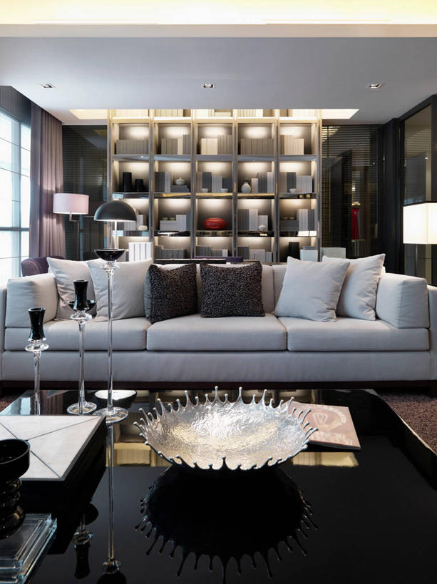 无人,家,客厅,竖图,室内,白天,正面,别墅,家具,靠垫,沙发,台灯,天花板,装修,桌子,建筑,餐具,蜡烛,书籍,照明,欧式,阴影,装饰,光线,木制,碟子,火焰,盘,影子,烛光,房屋,墙,屋子,公寓,灯光,靠枕,豪华,燃烧,置物架,茶几,建设,现代,装潢,洋房,楼房,顶灯,架子,墙壁,墙面,住宅,灯,盘子,木制品,书本,灯具,垫子,碟,室内装潢,枕头,点燃,样板房,明亮,照亮,起居室,舒适,家居装潢,照明设备,陈列架,房屋设计,地中海风格,古典风格,简约风格,布艺沙发,室内设计,宽敞,样板房装潢,搁架,客堂,设计,书,图书,彩图,房子