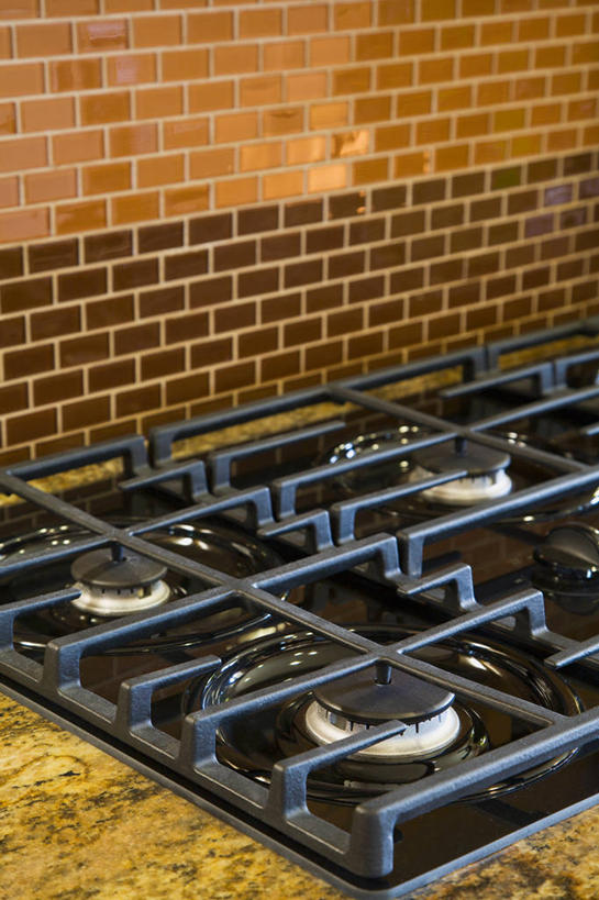 无人,竖图,室内,特写,白天,正面,厨房,桌面,桌子,静物,厨具,阴影,光线,影子,大理石,灯光,灶具,燃气灶,大理石制品,燃气具,彩图,灶间,厨房料理台,料理台