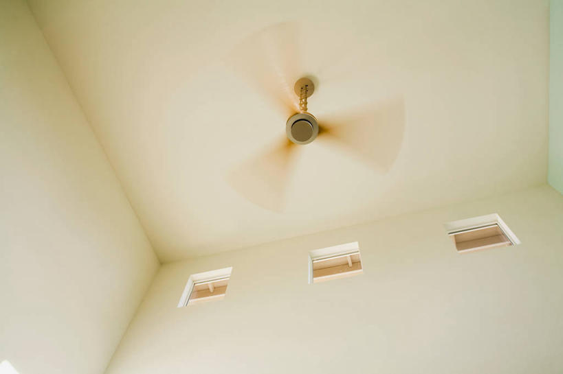 无人,横图,室内,白天,仰视,天花板,阴影,反射,电器,影子,墙,风扇,夏季,清凉,凉爽,墙壁,墙面,夏天,吊扇,电风扇,电扇,家电,家用电器,彩图,低角度拍摄,小家电