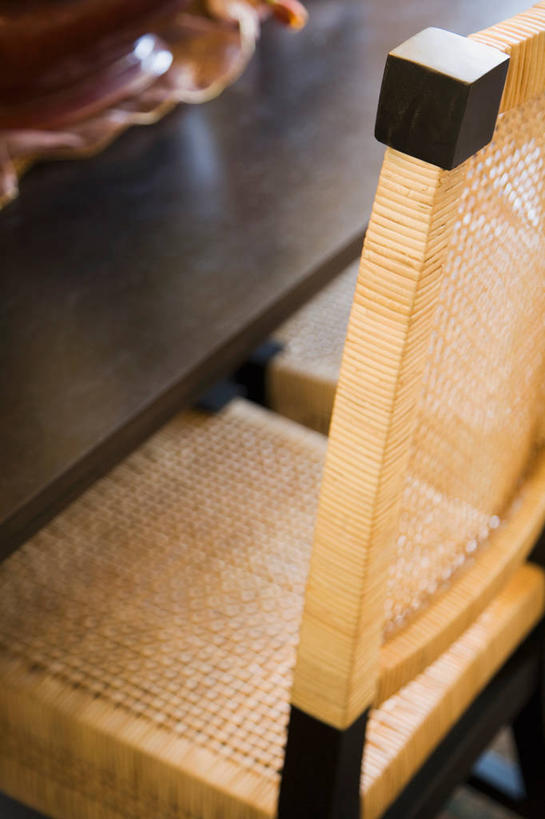 无人,交叉,竖图,俯视,室内,特写,白天,餐桌,桌子,静物,餐具,椅子,一把,阴影,编织,反射,碟子,盘,影子,陶瓷,藤椅,陶瓷制品,盘子,碟,餐台,交织,穿插,彩图,高角度拍摄