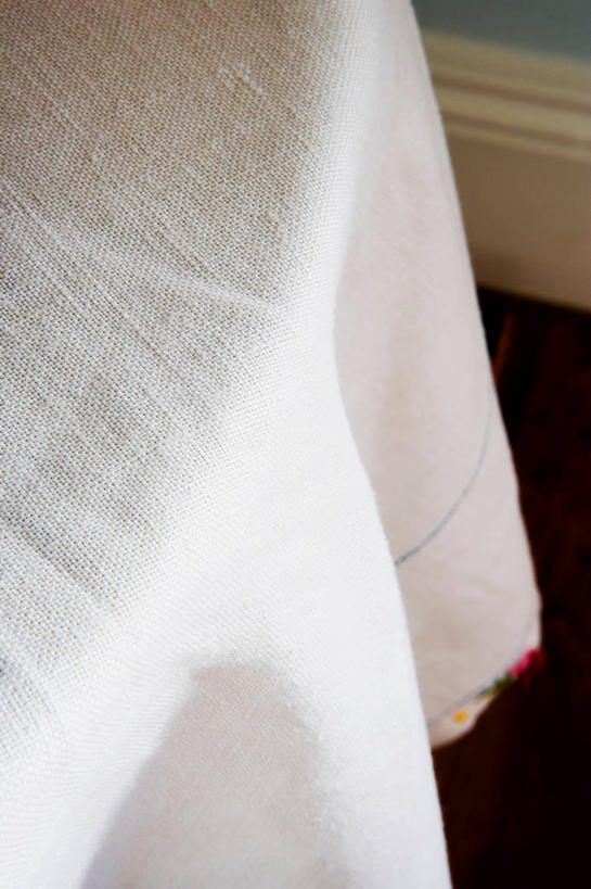 无人,竖图,俯视,室内,特写,白天,餐桌,桌子,静物,阴影,反射,布料,影子,布纹,桌布,白色,餐巾,台布,餐台,餐桌布,彩图,高角度拍摄