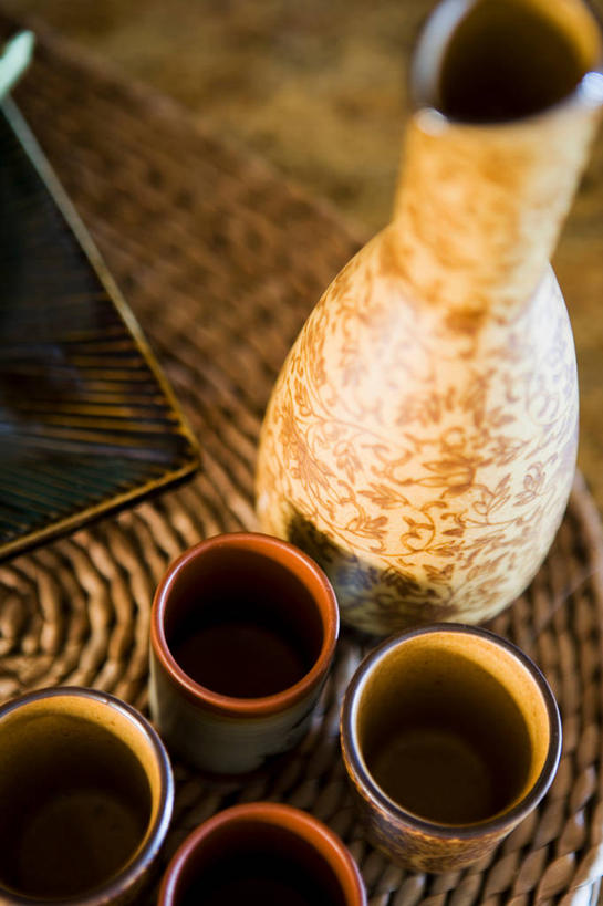 无人,竖图,俯视,室内,特写,白天,餐桌,桌子,阴影,竹制,朦胧,模糊,反射,影子,陶瓷,陶瓷制品,酒瓶,酒杯,瓶子,垫子,四个,餐台,竹制品,彩图,高角度拍摄,清酒瓶