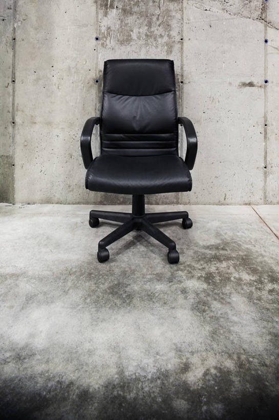 无人,办公室,竖图,室内,白天,正面,椅子,一把,阴影,反射,影子,墙,斑驳,墙壁,墙面,黑色,会议椅,办公椅,商务椅,培训椅,班驳,彩图