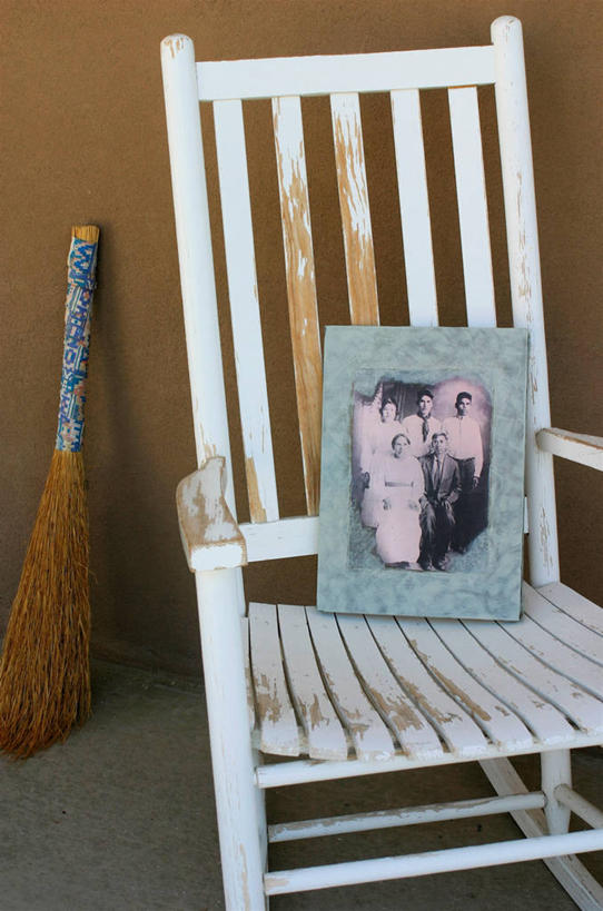 无人,竖图,室内,白天,正面,椅子,相框,一把,阴影,反射,木制,边框,工具,扫帚,影子,墙,摇椅,墙壁,墙面,木制品,清洁,扫把,卫生,保洁,笤帚,彩图