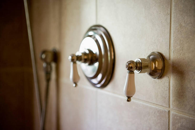 无人,横图,室内,特写,白天,正面,零件,建材,电路,卫生间,浴室,建筑,静物,关闭,阴影,朦胧,模糊,反射,材料,瓷砖,影子,墙,开关,墙砖,墙壁,墙面,按钮,打开,建造,开启,闭合,淋浴房,彩图,冲凉房,沐浴间,沐浴室,墙面砖