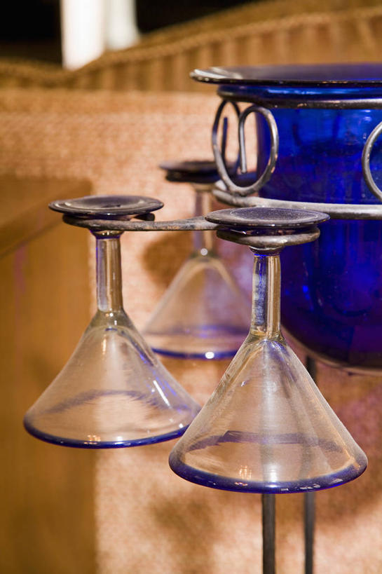 无人,竖图,室内,特写,白天,正面,静物,杯子,阴影,朦胧,模糊,反射,高脚杯,影子,架子,玻璃制品,两个,酒杯,鸡尾酒杯,玻璃杯,彩图