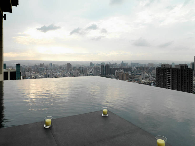 无人,游泳池,高楼大厦,横图,室外,白天,正面,度假,美景,水,天际线,城市风光,城市,大厦,建筑,摩天大楼,台湾,中国,亚洲,阴影,光线,影子,景观,水池,水面,云,云朵,云彩,娱乐,泳池,蓝色,白云,倒影,蓝天,天空,阳光,天,享受,休闲,景色,放松,晴朗,倒映,东亚,港澳台,中华人民共和国,台湾省,台中,台中市,反照,晴空,彩图,大楼,高层建筑,高楼,摩天楼,台