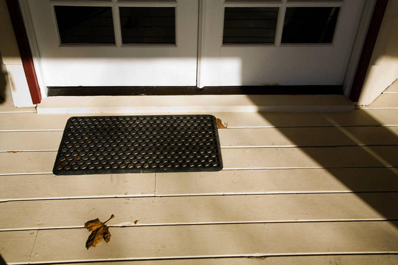 无人,横图,俯视,室内,白天,门,叶子,纺织品,一片,阴影,光线,毯子,影子,枯叶,落叶,纺织,阳光,垫子,门框,门垫,叶,叶片,彩图,高角度拍摄