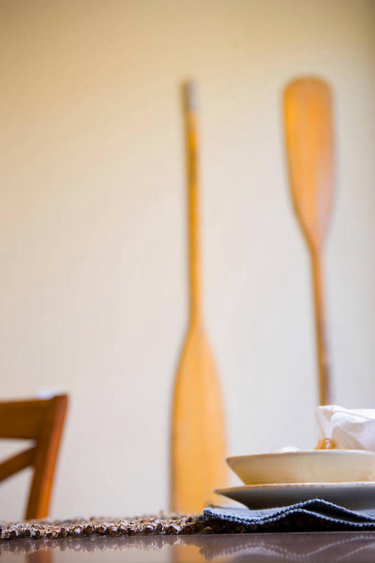 无人,竖图,室内,特写,白天,正面,餐桌,桌子,静物,椅子,阴影,朦胧,模糊,反射,木制,影子,勺子,木椅,墙,两把,墙壁,墙面,白色,餐巾,木制品,调羹,汤匙,餐台,保洁方巾,口布,彩图