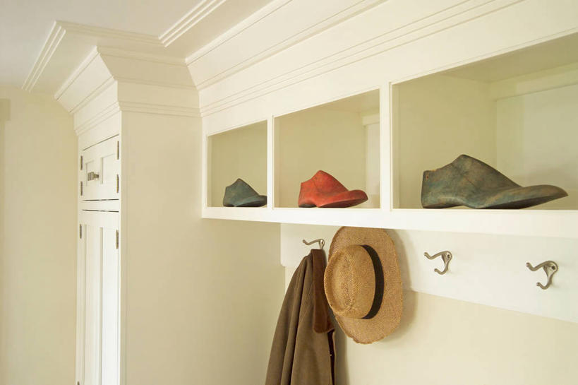 无人,横图,室内,白天,正面,鞋,柜子,帽子,鞋子,金属制品,吊挂,悬挂,阴影,服装,反射,金属,草帽,影子,墙,皮革,储物柜,挂,架子,墙壁,墙面,衣服,白色,服饰,衣着,储存,穿着,一顶,衣饰,衣帽架,储备,蕴藏,贮备,彩图,皮鞋,贮存