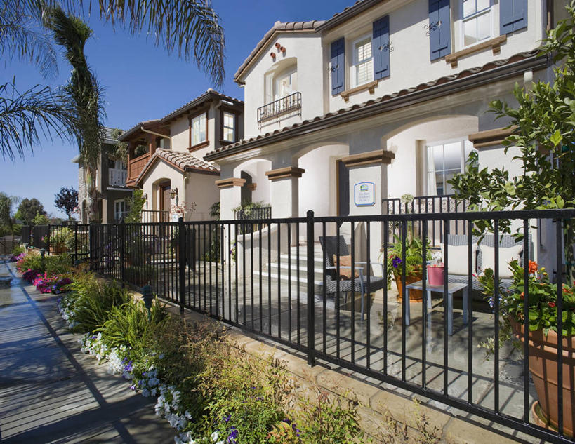 无人,家,栏杆,横图,室外,白天,正面,度假,美景,植物,城市风光,城市,美国,阴影,光线,盆栽,影子,房屋,屋子,景观,公寓,围栏,盆景,娱乐,洋房,护栏,楼房,住宅,蓝色,绿色,蓝天,天空,阳光,自然,天,享受,休闲,景色,放松,生长,晴朗,成长,北美,北美洲,加利福尼亚,美洲,加州,加利福尼亚州,万里无云,金州,黄金州,北亚美利加洲,亚美利加洲,文图拉县,奥克斯纳德,晴空,晴空万里,彩图,房子,美利坚合众国