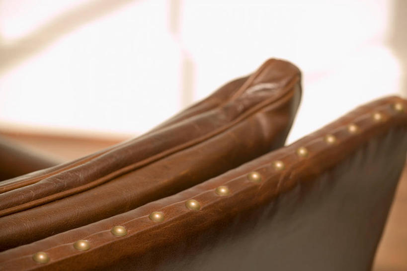 无人,横图,俯视,室内,特写,白天,地板,沙发,静物,金属制品,一排,许多,阴影,朦胧,模糊,整齐,装饰,反射,金属,影子,地面,很多,木地板,排列,华丽,修饰,点缀,铆钉,紧固,队列,牢固,衬托,美观,雅致,雅观,彩图,高角度拍摄,紧固件,稳固,皮沙发