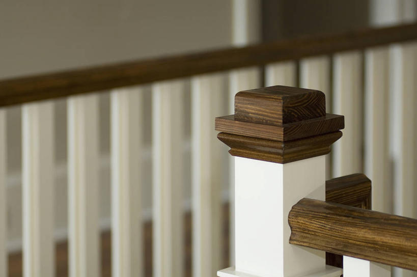 无人,栏杆,横图,俯视,室内,特写,白天,楼梯,门,静物,阴影,朦胧,模糊,反射,扶手,影子,阶梯,走道,走廊,过道,护栏,台阶,门框,彩图,高角度拍摄