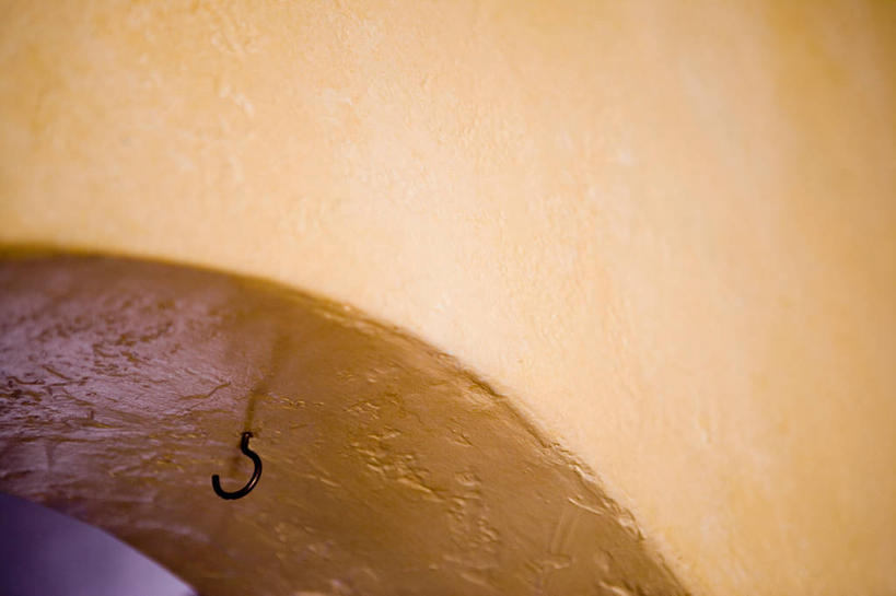 无人,横图,室内,特写,白天,仰视,门,静物,金属制品,阴影,反射,金属,钩子,影子,墙,拱门,挂钩,墙壁,墙面,黄色,门框,彩图,低角度拍摄