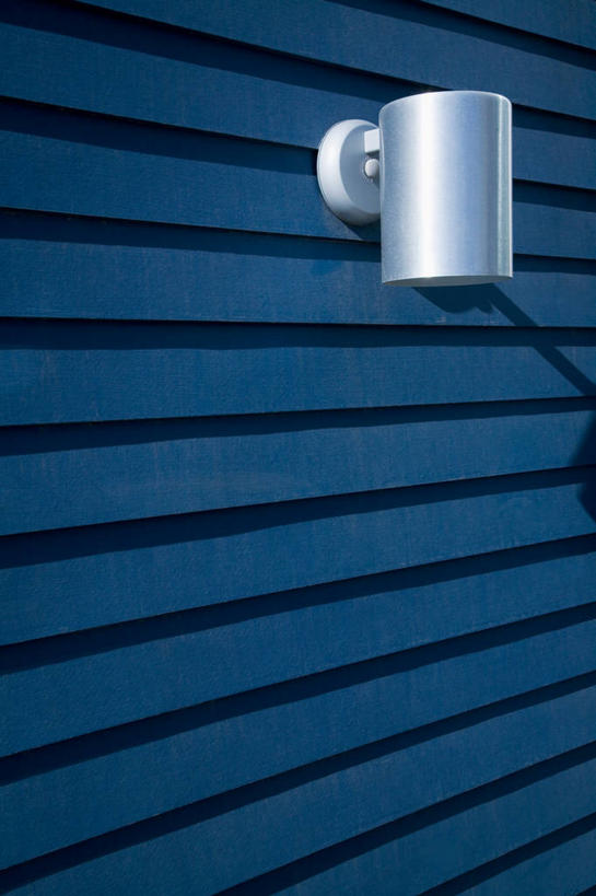 无人,竖图,室内,特写,白天,正面,静物,照明,阴影,朦胧,模糊,反射,影子,墙,灯光,墙壁,墙面,灯,蓝色,灯具,落地灯,照亮,照明设备,一盏,彩图