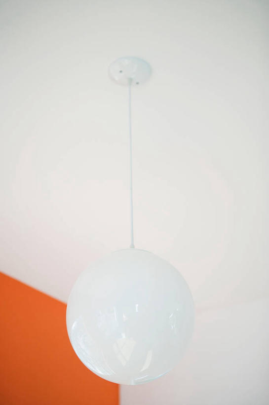 无人,竖图,室内,特写,白天,仰视,天花板,静物,照明,阴影,反射,壁灯,影子,墙,灯光,墙壁,墙面,灯,白色,灯具,橙色,照亮,照明设备,一盏,彩图,低角度拍摄