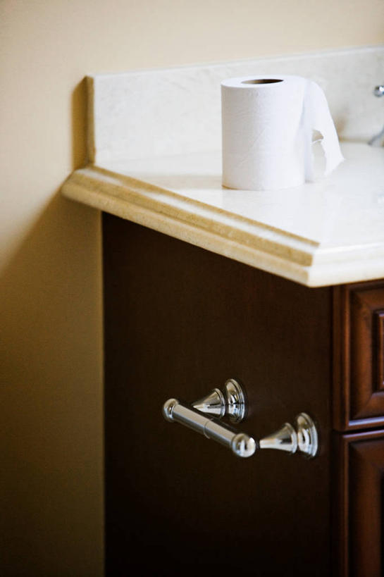 无人,竖图,俯视,室内,特写,白天,生活用品,卫生间,浴室,桌面,桌子,静物,纸,墙,大理石,墙壁,墙面,纸巾,日用品,卫生纸,大理石制品,生活用纸,淋浴房,彩图,高角度拍摄,冲凉房,沐浴间,沐浴室