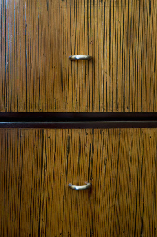 无人,竖图,室内,特写,白天,正面,柜子,静物,抽屉,阴影,反射,纹路,木制,纹理,影子,储物柜,把手,木制品,储存,肌理,储备,蕴藏,贮备,抽斗,彩图,贮存