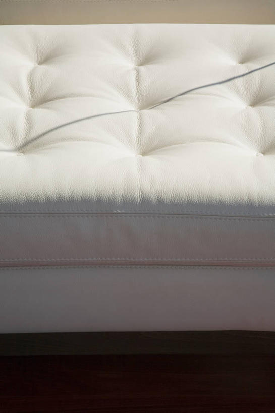 无人,客厅,竖图,俯视,室内,特写,白天,家具,沙发,静物,阴影,反射,影子,白色,起居室,客堂,彩图,高角度拍摄,皮沙发