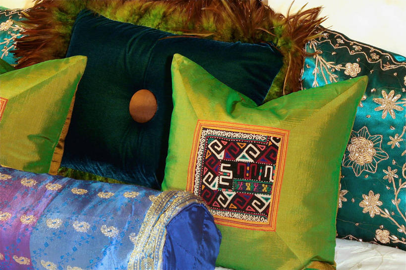 无人,横图,室内,特写,白天,正面,床,靠垫,卧室,静物,刺绣,许多,阴影,艺术,反射,影子,手工艺品,双人床,床单,靠枕,很多,文化,被子,工艺品,垫子,枕头,高雅,被单,自信心,品位,彩图,睡房,卧房,女红,针绣,针黹,黹