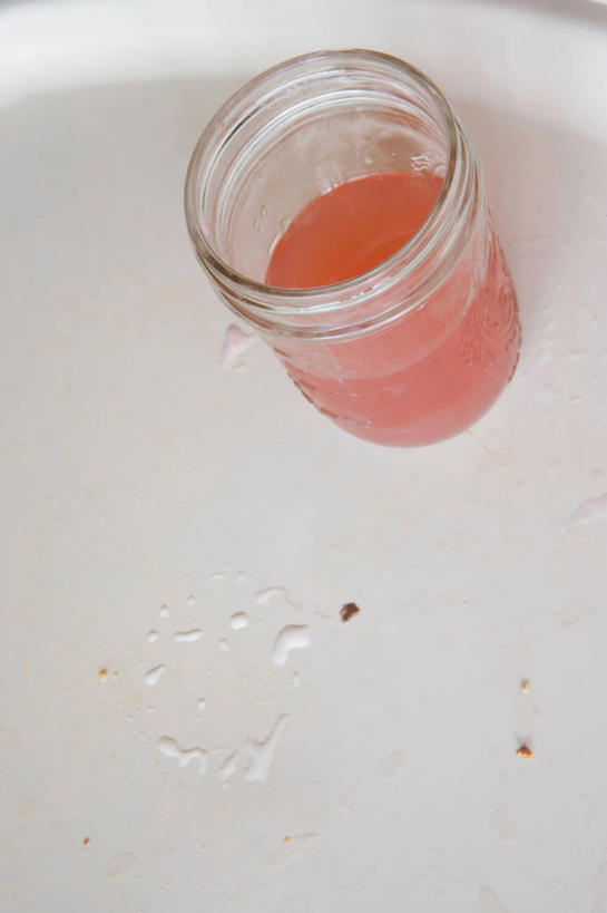 果汁,无人,竖图,俯视,室内,特写,白天,椅子,玻璃,阴影,反射,影子,饮品,玻璃制品,饮料,玻璃瓶,瓶子,可口,儿童椅,婴儿椅,广口瓶,宝宝餐椅,宝宝椅,儿童餐椅,婴儿高脚椅,适口,彩图,高角度拍摄