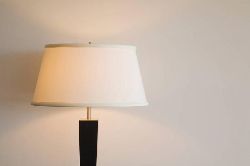 无人,横图,室内,特写,白天,正面,台灯,静物,照明,阴影,反射,影子,墙,灯光,墙壁,墙面,灯,灰色,灯具,照亮,照明设备,一盏,彩图