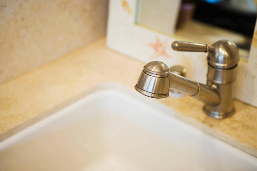 无人,横图,俯视,室内,特写,白天,卫生间,浴室,静物,朦胧,模糊,水龙头,开关,浴缸,打开,阀门,开启,卫浴设备,水咀,水管装置,淋浴房,彩图,高角度拍摄,冲凉房,沐浴间,沐浴室