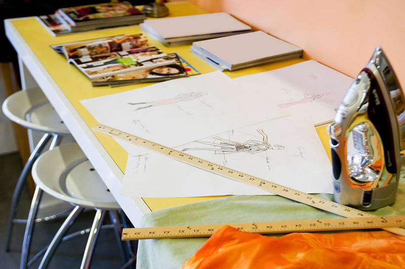 无人,横图,室内,特写,白天,正面,阅读,桌面,桌子,静物,杂志,椅子,学习,阴影,花纹,朦胧,模糊,反射,测量,木制,布,电器,图案,图纸,影子,刻度,木桌,墙,设计图,布纹,熨斗,熨烫,墙壁,墙面,尺,木制品,塑料制品,直尺,看,橙色,读书,浏览,测量工具,布匹,尺子,衡量,绘图,电熨斗,家电,家用电器,比例,家居用品,测绘,烫衣,家庭用品,量具,量仪,塑料尺,标度,电烫斗,火斗,设计,彩图,纸样,服装纸样,服装样板,服装设计,服装模板,木桌子