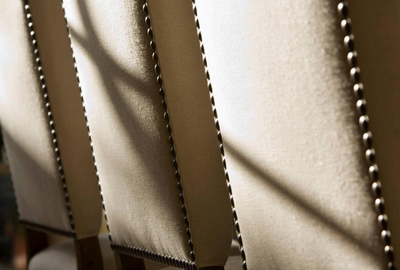 无人,横图,室内,特写,白天,正面,沙发,静物,一排,阴影,朦胧,模糊,整齐,反射,影子,排列,白色,队列,彩图,皮沙发