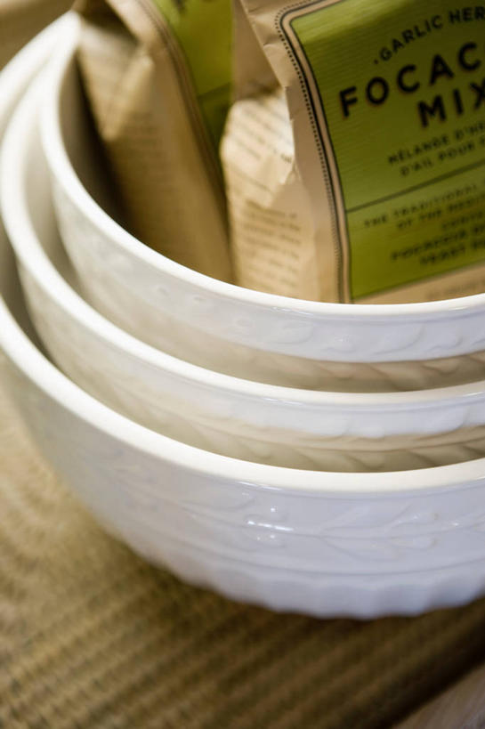 无人,竖图,俯视,室内,特写,白天,桌面,桌子,静物,袋子,阴影,朦胧,模糊,反射,木制,影子,纸袋,陶瓷,陶瓷制品,两个,三个,白色,木制品,容器,碗,储藏,储存,彩图,高角度拍摄,贮存