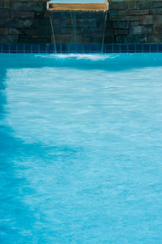 无人,游泳池,竖图,室外,白天,正面,建材,水,建筑,阴影,光线,材料,影子,砖,砖块,墙,水池,水面,泳池,墙壁,墙面,蓝色,阳光,砖头,建造,石料,彩图,砌墙砖
