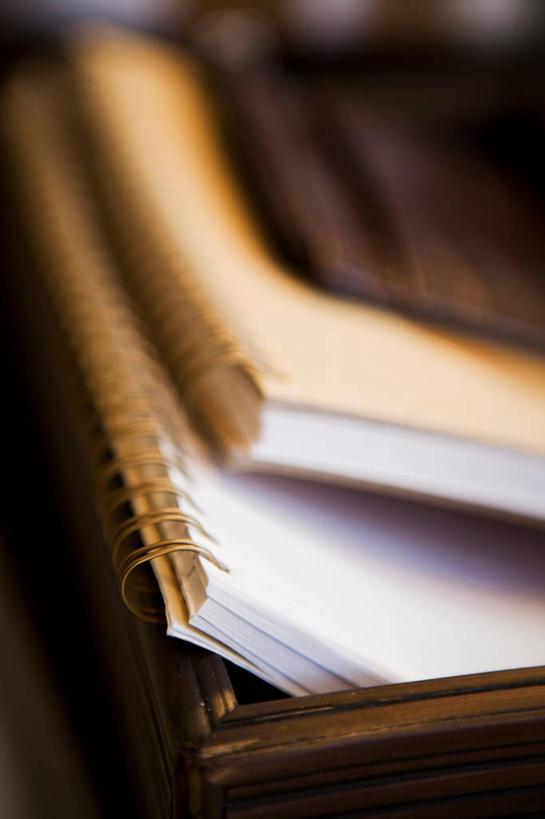 无人,竖图,室内,特写,白天,正面,静物,阴影,朦胧,模糊,反射,木制,木盒,影子,记事本,一个,本子,笔记本,木制品,容器,单个,储藏,两本,储存,彩图,贮存