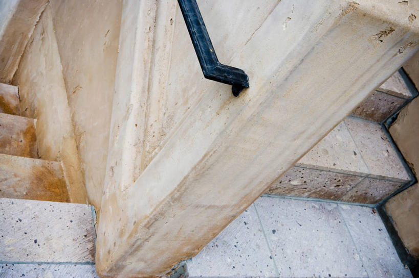 无人,栏杆,横图,俯视,室内,特写,白天,建材,楼梯,建筑,静物,金属制品,阴影,反射,纹路,金属,木制,材料,瓷砖,扶手,纹理,影子,阶梯,墙,护栏,墙砖,墙壁,墙面,台阶,灰色,木制品,建造,肌理,彩图,高角度拍摄,墙面砖