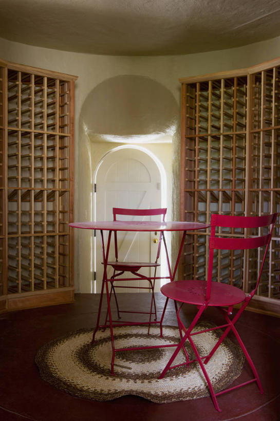 无人,竖图,室内,白天,正面,餐桌,天花板,桌子,椅子,阴影,反射,影子,墙,两把,酒窖,架子,墙壁,墙面,紫色,灰色,餐台,支撑,固定,彩图,酒库