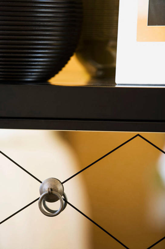 无人,竖图,室内,特写,白天,正面,镜子,桌面,桌子,静物,抽屉,阴影,朦胧,模糊,反射,影子,陶瓷,陶瓷制品,梳妆台,一个,黑色,把手,门把手,容器,碗,单个,化妆台,储藏,门把,镜像,镜面,储存,抽斗,拉手,彩图,贮存