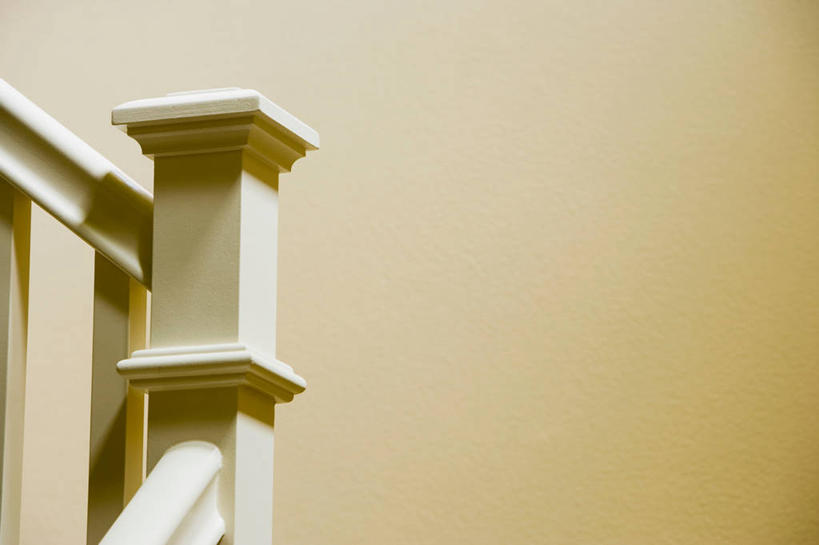 无人,栏杆,横图,室内,特写,白天,正面,静物,阴影,反射,结构,木制,扶手,影子,墙,构造,护栏,墙壁,墙面,黄色,白色,木制品,布局,彩图