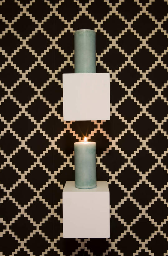 无人,竖图,室内,特写,白天,正面,蜡烛,阴影,光线,方格,格子,火焰,影子,烛光,烛台,墙,燃烧,墙壁,墙面,两个,红色,点燃,火光,蜡烛架,烛架,彩图