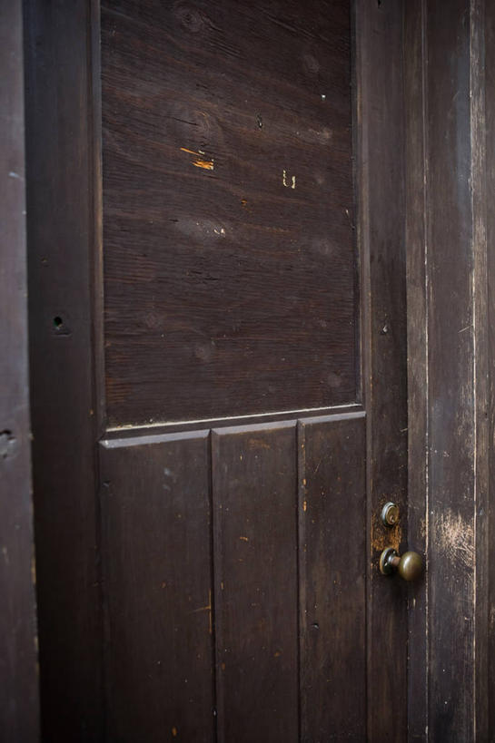 无人,竖图,室内,特写,白天,正面,门,静物,阴影,反射,纹路,木制,纹理,影子,褐色,斑驳,一个,灰色,把手,门把手,木制品,门框,单个,门把,肌理,班驳,拉手,彩图