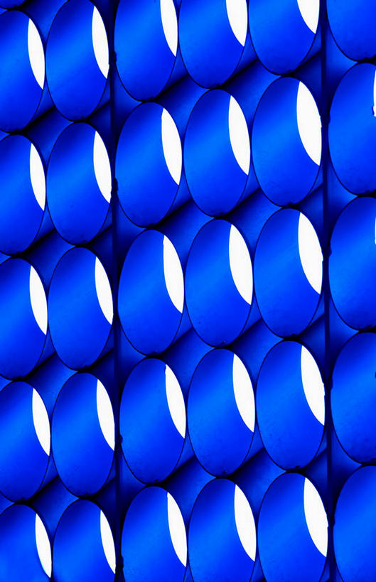 无人,竖图,室内,特写,白天,正面,建筑,静物,金属制品,一排,许多,阴影,整齐,并列,并排,反射,金属,影子,很多,建设,架子,排列,蓝色,支撑,固定,队列,平行,铝,彩图,延性,展性,轻金属