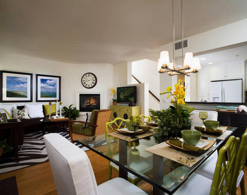 无人,家,客厅,横图,室内,白天,正面,绘画,植物,别墅,餐桌,厨房,地板,地毯,家具,沙发,天花板,装修,桌子,建筑,餐具,电视,椅子,玻璃,照明,欧式,阴影,环保,朦胧,模糊,艺术,装饰,时间,编织,光线,碟子,盘,盆栽,时钟,影子,手工艺品,陶瓷,饭厅,房屋,墙,屋子,公寓,灯光,盆景,陶瓷制品,织物,地面,三把,古典,豪华,计时,文化,建设,现代,装潢,洋房,楼房,顶灯,木地板,墙壁,墙面,住宅,玻璃制品,灯,两个,三个,一个,绿色,白色,自然,盘子,餐巾,容器,工艺品,灯具,碟,挂钟,室内装潢,碗,液晶电视,钟表,品味,表,清晰,轻薄,生长,能源,单个,成长,餐台,储藏,华丽,修饰,样板房,明亮,照亮,美术,回收,点缀,资源,起居室,高雅,舒适,家居装潢,照明设备,储存,彩电,挂画,房屋设计,地中海风格,古典风格,简约风格,布艺沙发,利用,室内设计,便携,低碳,宽敞,循环,样板房装潢,美学,衬托,美观,雅致,雅观,彩色电视机,持续,客堂,保洁方巾,口布,设计,电视机,钟,装饰画,彩图,房子,灶间,贮存,高清