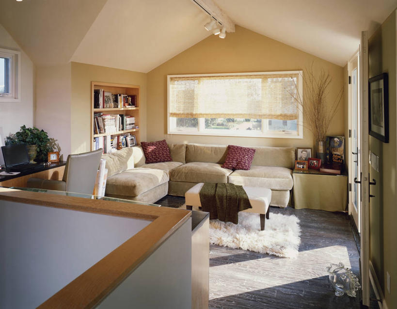 无人,家,客厅,栏杆,横图,室内,白天,正面,植物,别墅,窗户,地板,地毯,柜子,家具,靠垫,沙发,天花板,装修,建筑,欧式,阴影,装饰,编织,反射,扶手,盆栽,影子,手工艺品,房屋,墙,屋子,公寓,靠枕,盆景,织物,地面,储物柜,豪华,建设,现代,装潢,洋房,护栏,楼房,木地板,玻璃窗,墙壁,墙面,住宅,两个,一个,黄色,红色,绿色,自然,工艺品,垫子,室内装潢,枕头,生长,单个,成长,华丽,修饰,样板房,明亮,点缀,起居室,舒适,家居装潢,储存,房屋设计,地中海风格,古典风格,简约风格,布艺沙发,室内设计,宽敞,样板房装潢,衬托,美观,雅致,雅观,客堂,储备,蕴藏,贮备,三人沙发,设计,彩图,房子,贮存