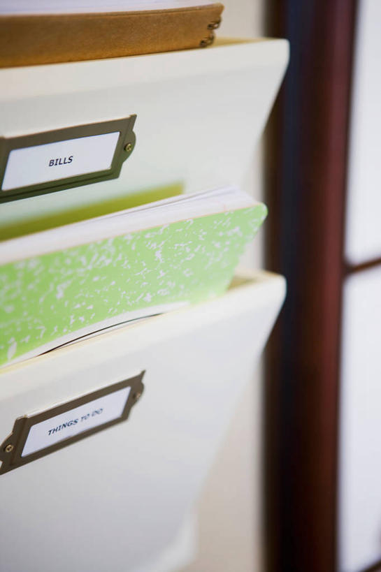 无人,竖图,室内,特写,白天,正面,柜子,静物,阴影,朦胧,模糊,反射,影子,记事本,一个,绿色,白色,本子,笔记本,三本,单个,储存,档案柜,文件架,资料架,文件框,文件座,资料档,资料座,储备,蕴藏,贮备,彩图,贮存