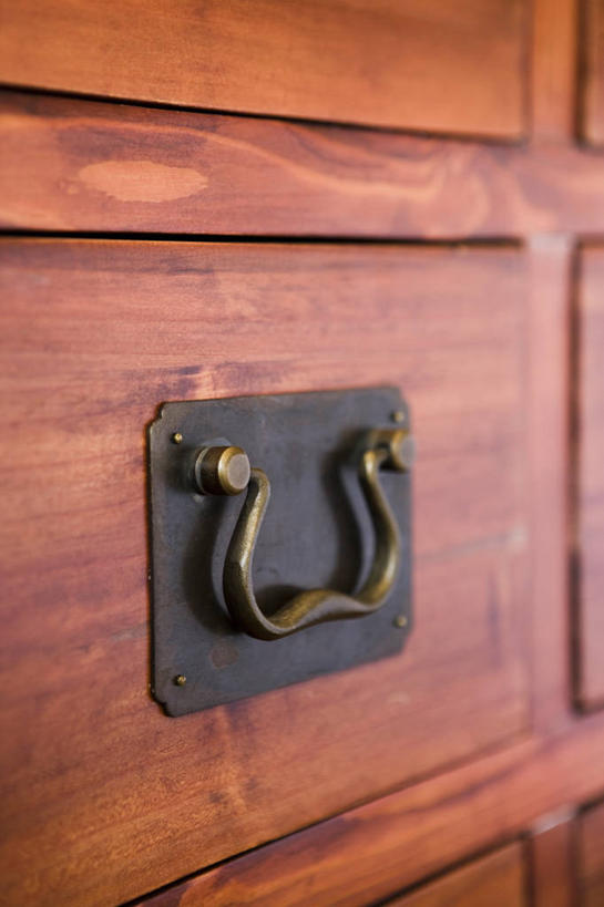 无人,竖图,室内,特写,白天,正面,桌子,静物,抽屉,金属制品,阴影,反射,纹路,金属,木制,纹理,影子,梳妆台,一个,把手,门把手,木制品,单个,化妆台,门把,肌理,抽斗,拉手,彩图