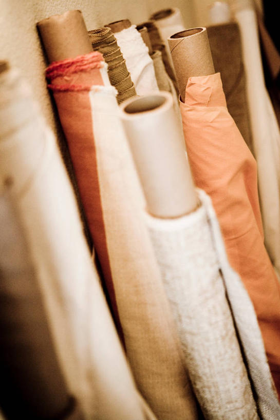 无人,竖图,俯视,室内,特写,白天,静物,许多,阴影,花纹,朦胧,模糊,环绕,缠绕,反射,布,图案,影子,墙,很多,墙壁,墙面,红色,橙色,布匹,卷轴,纠缠,彩图,高角度拍摄,带轴,轴杆